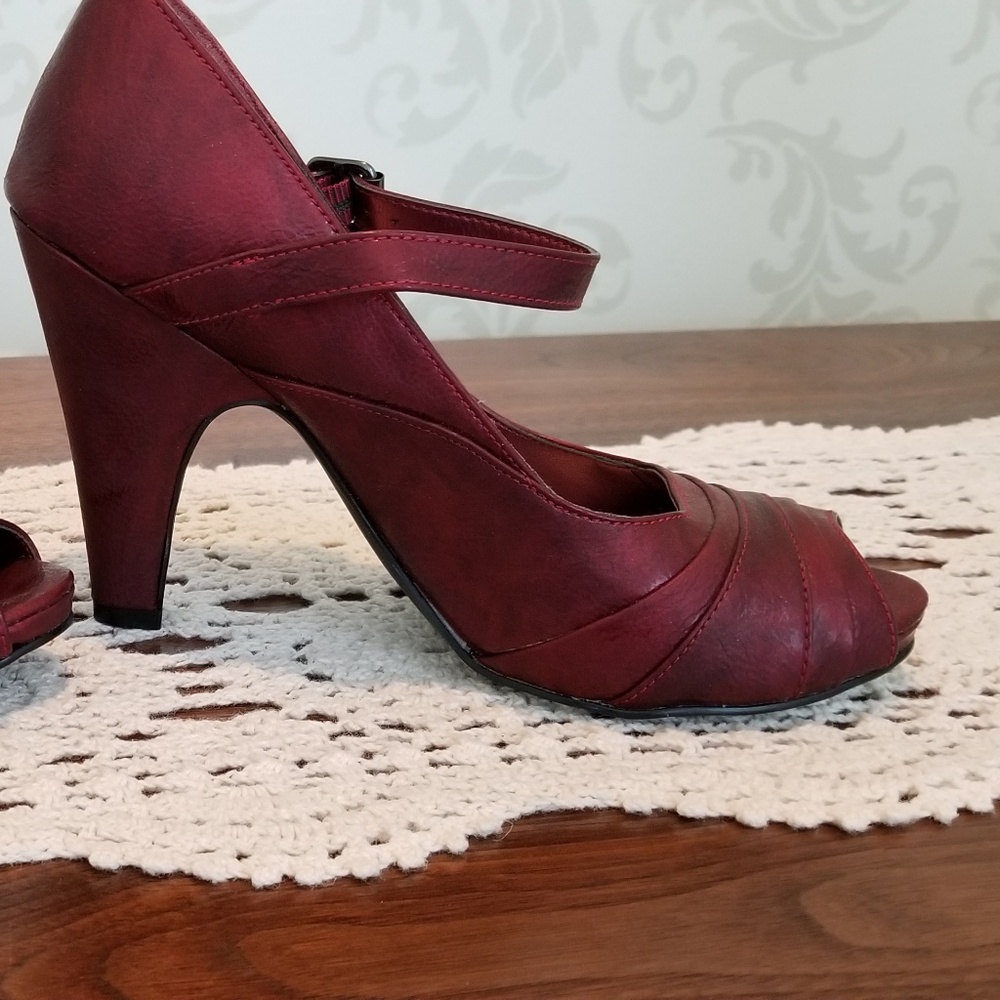 Gorgeous and super cute red heels